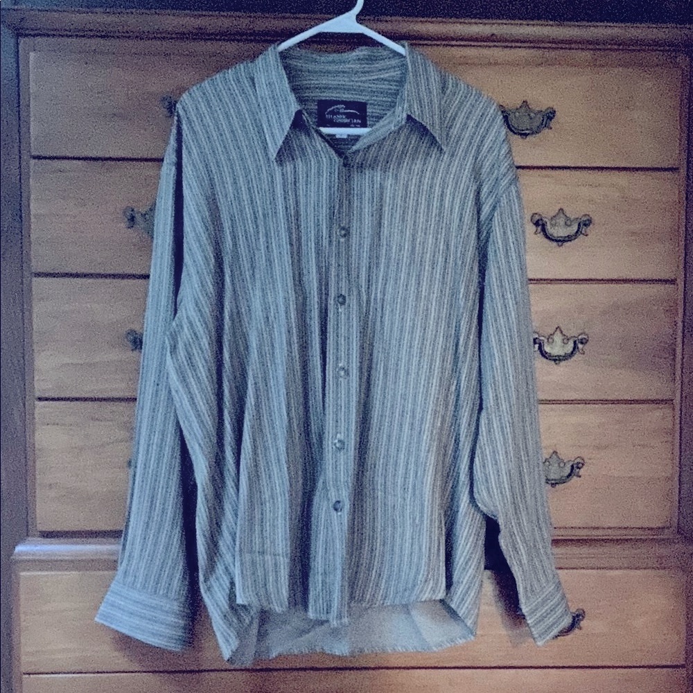 Men’s regular business casual gray pin striped Button-Up Shirt